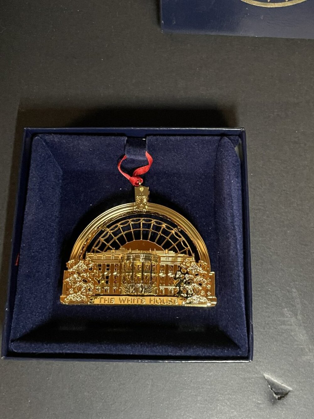 White House Historical Association Ornament - 2016 - Barack Obama (24K Plated) - Picture 4 of 4